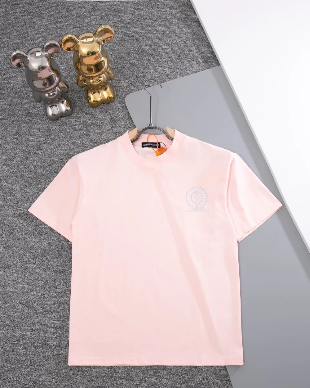 P190 CHROME HEARTS hot-drilled short-sleeved T-shirt. The front and rear panels are marked with high-end hot-drilled flower craftsmanship. The fabric is comfortable and soft, and the high-end washing water is used. The ribs are customized and dyed in the same cylinder. Three standards are complete, the official website is synchronized, and the original mold is opened. The same style for men and women. It is also a practical item that is necessary for daily use. Color: Black White Pink Size: S M L XL